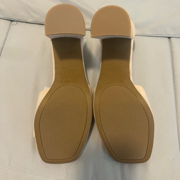 New ankle-strap sandals crafted from suede - Picture 8 of 9